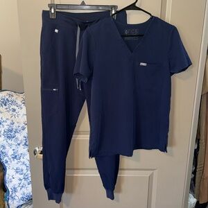 FIGS jogger scrub set size small in navy blue